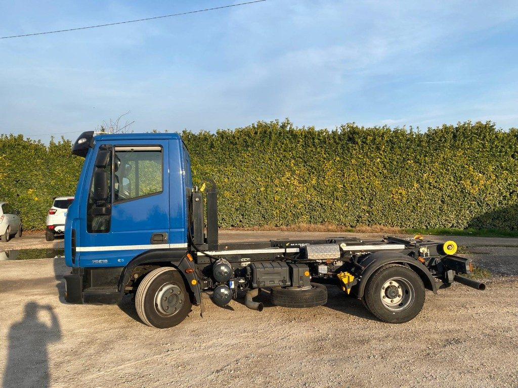 IVECO EUROCARGO 75E18 SCARRABILE - Kamion sa hidrauličnom kukom: slika 3 IVECO EUROCARGO 75E18 SCARRABILE - Kamion sa hidrauličnom kukom: slika 3