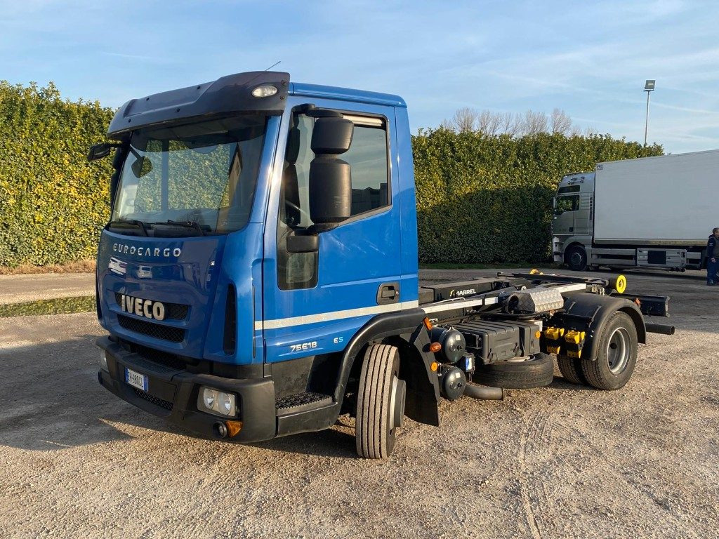 IVECO EUROCARGO 75E18 SCARRABILE - Kamion sa hidrauličnom kukom: slika 1 IVECO EUROCARGO 75E18 SCARRABILE - Kamion sa hidrauličnom kukom: slika 1