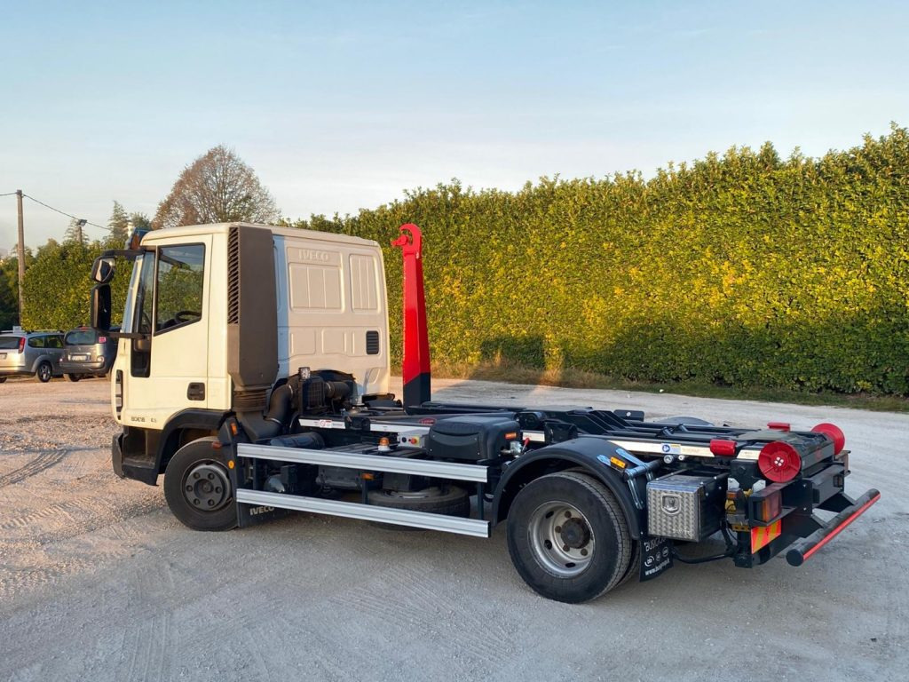 IVECO EUROCARGO 80 E18 CON IMPIANTO SCARRABILE NUO - Kamion sa hidrauličnom kukom: slika 5 IVECO EUROCARGO 80 E18 CON IMPIANTO SCARRABILE NUO - Kamion sa hidrauličnom kukom: slika 5