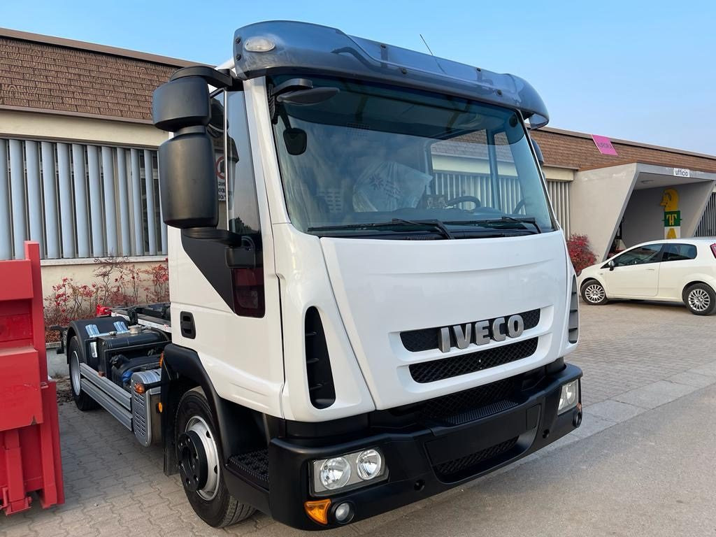 IVECO EUROCARGO 80 E18 CON IMPIANTO SCARRABILE NUO - Kamion sa hidrauličnom kukom: slika 2 IVECO EUROCARGO 80 E18 CON IMPIANTO SCARRABILE NUO - Kamion sa hidrauličnom kukom: slika 2