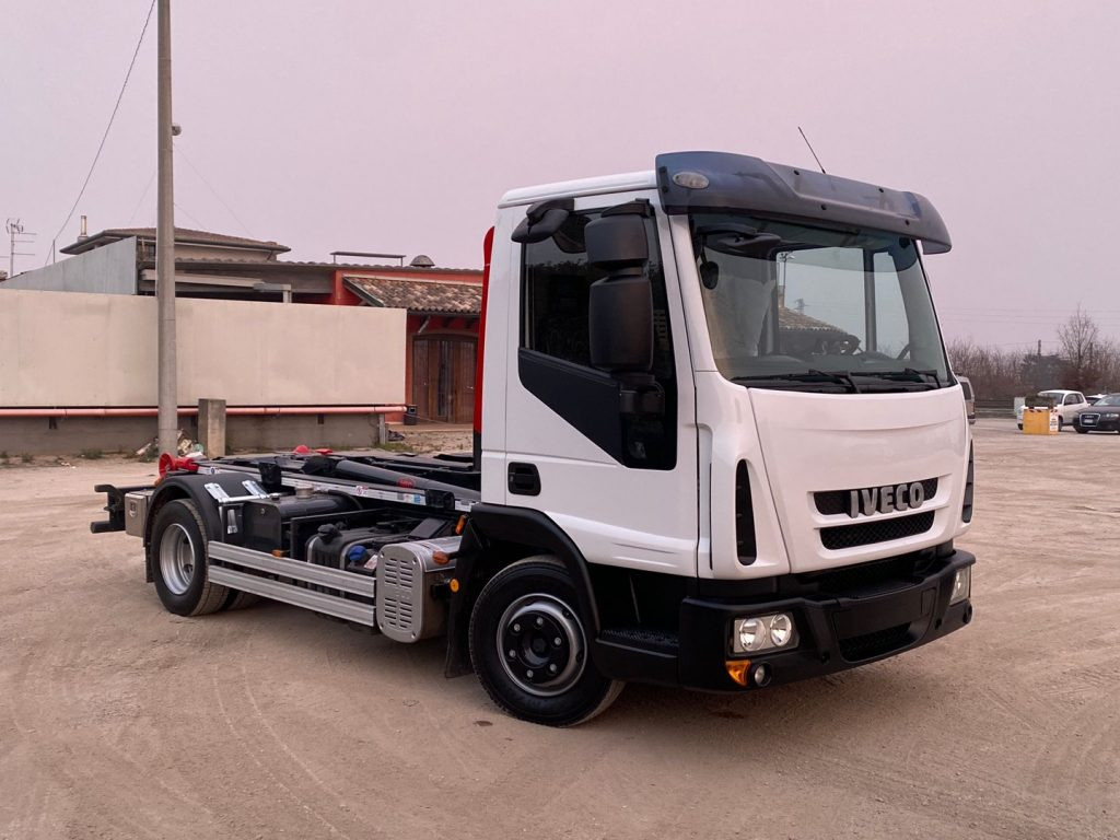 IVECO EUROCARGO 80 E18 CON IMPIANTO SCARRABILE NUO - Kamion sa hidrauličnom kukom: slika 1 IVECO EUROCARGO 80 E18 CON IMPIANTO SCARRABILE NUO - Kamion sa hidrauličnom kukom: slika 1