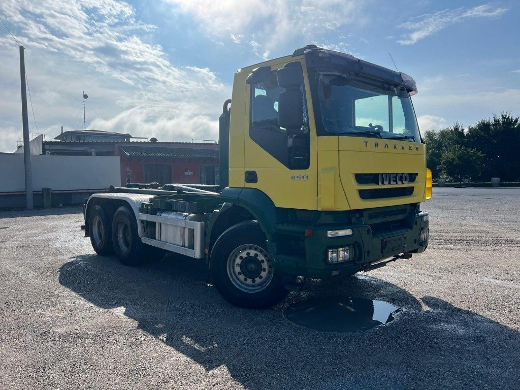 IVECO TRAKKER 450 SCARRABILE - Kamion sa hidrauličnom kukom: slika 2 IVECO TRAKKER 450 SCARRABILE - Kamion sa hidrauličnom kukom: slika 2