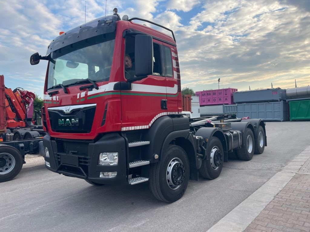 MAN TGS 41.480 SCARRABILE - Kamion sa hidrauličnom kukom: slika 1 MAN TGS 41.480 SCARRABILE - Kamion sa hidrauličnom kukom: slika 1