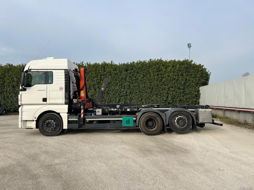 MAN TGX 26.480 SCARRABILE CON GRU DIETRO CABINA - Kamion sa hidrauličnom kukom: slika 3 MAN TGX 26.480 SCARRABILE CON GRU DIETRO CABINA - Kamion sa hidrauličnom kukom: slika 3
