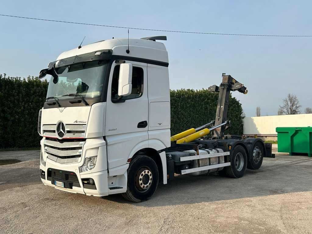 MERCEDES ACTROS 25.51 SCARRABILE - Kamion sa hidrauličnom kukom: slika 1 MERCEDES ACTROS 25.51 SCARRABILE - Kamion sa hidrauličnom kukom: slika 1