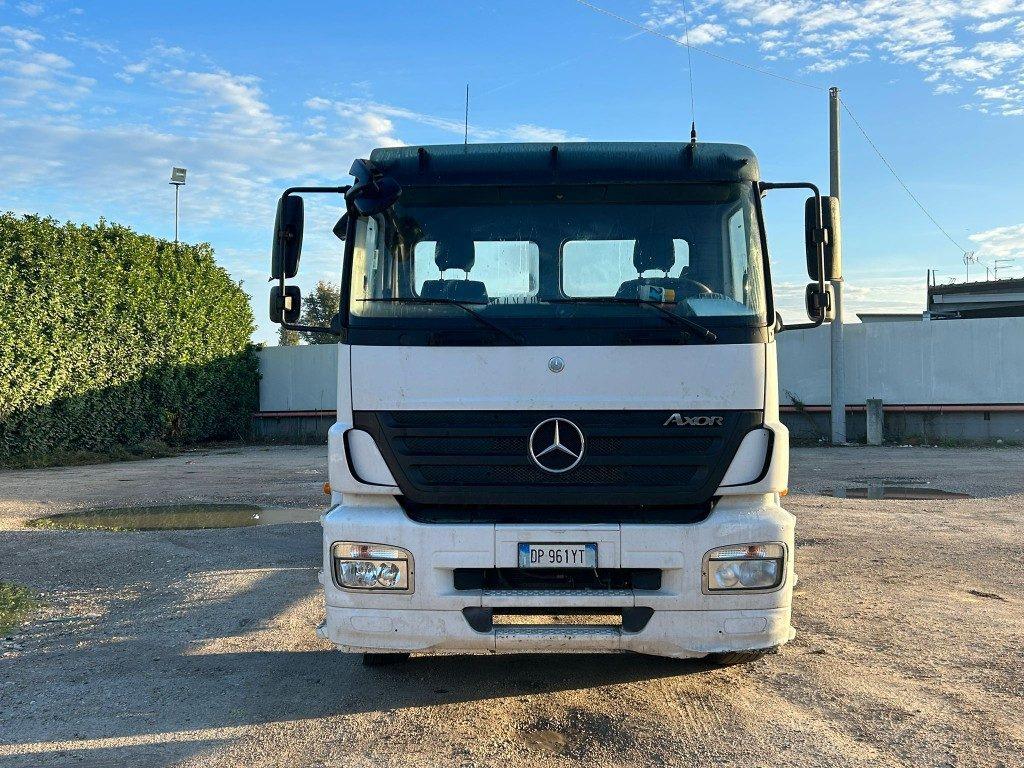 MERCEDES-BENZ MERCEDES 2533 SCARRABILE - Kamion sa hidrauličnom kukom: slika 2 MERCEDES-BENZ MERCEDES 2533 SCARRABILE - Kamion sa hidrauličnom kukom: slika 2