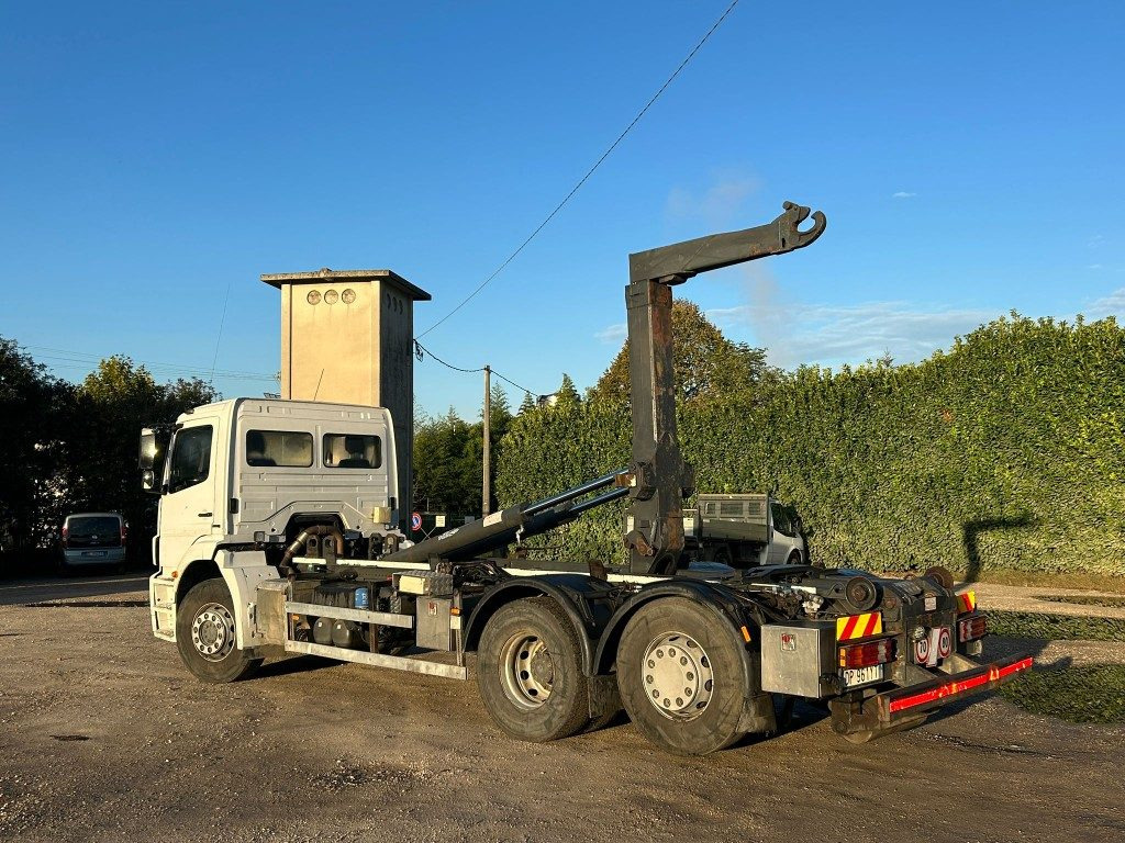MERCEDES-BENZ MERCEDES 2533 SCARRABILE - Kamion sa hidrauličnom kukom: slika 4 MERCEDES-BENZ MERCEDES 2533 SCARRABILE - Kamion sa hidrauličnom kukom: slika 4