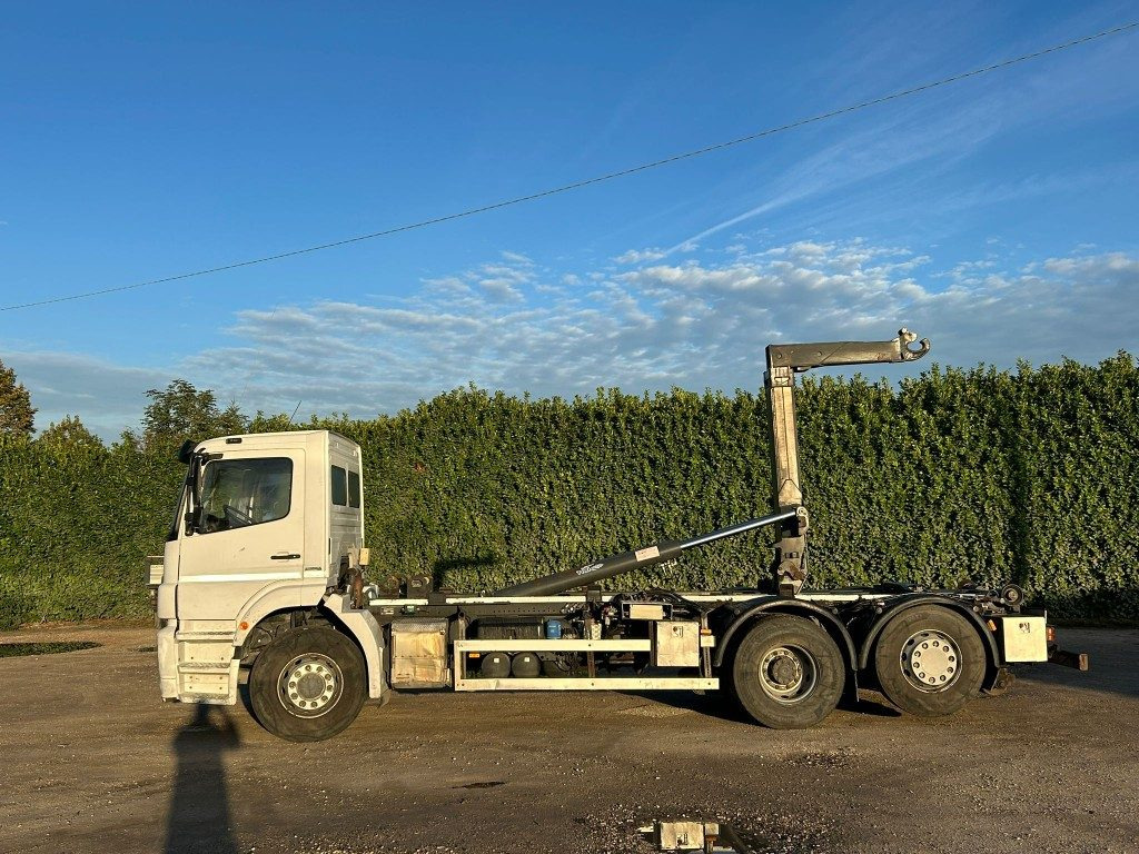 MERCEDES-BENZ MERCEDES 2533 SCARRABILE - Kamion sa hidrauličnom kukom: slika 3 MERCEDES-BENZ MERCEDES 2533 SCARRABILE - Kamion sa hidrauličnom kukom: slika 3