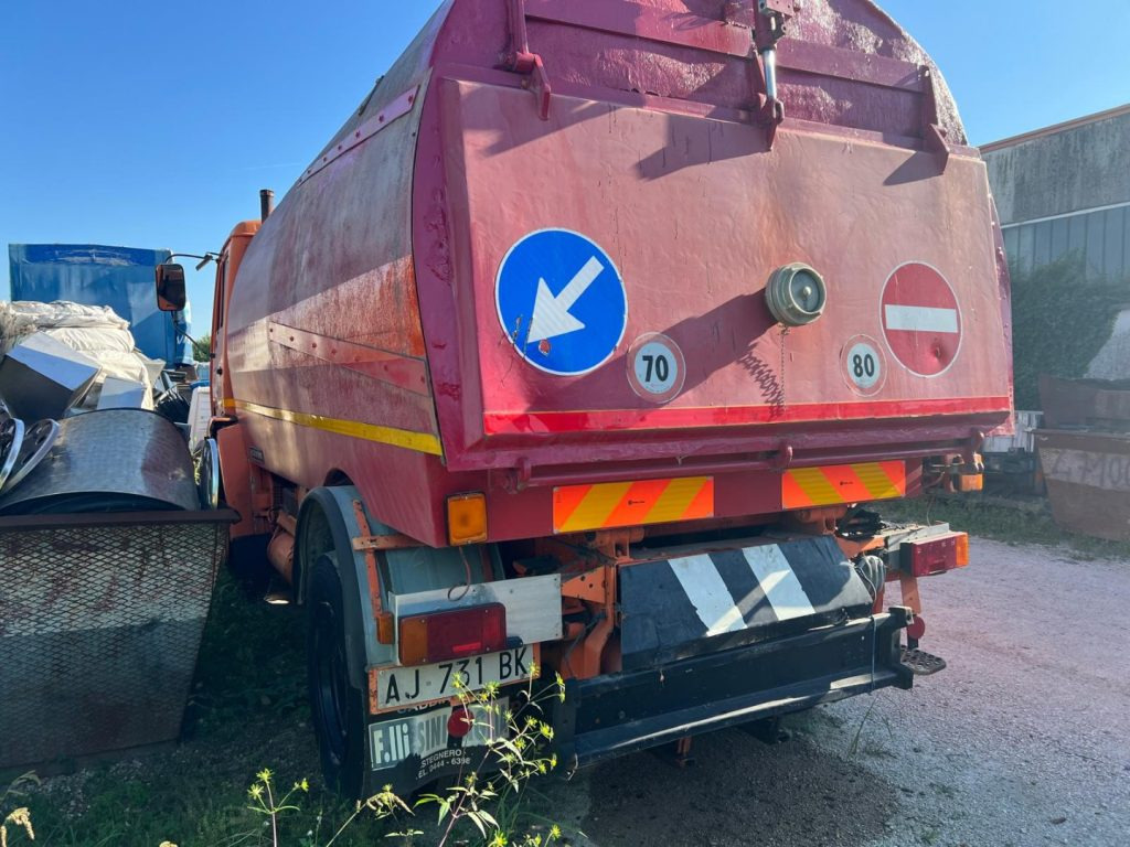 MERCEDES-BENZ MERCEDES AUTOSPAZZATRICE USATA - Autočistilica: slika 4 MERCEDES-BENZ MERCEDES AUTOSPAZZATRICE USATA - Autočistilica: slika 4