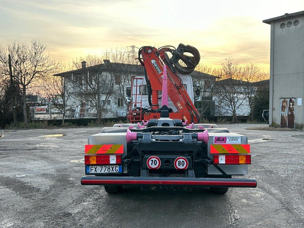 MERCEDES-BENZ MERCEDES AXOR 2533 SCARRABILE CON GRU E POLIPO - Kamion sa hidrauličnom kukom: slika 4 MERCEDES-BENZ MERCEDES AXOR 2533 SCARRABILE CON GRU E POLIPO - Kamion sa hidrauličnom kukom: slika 4