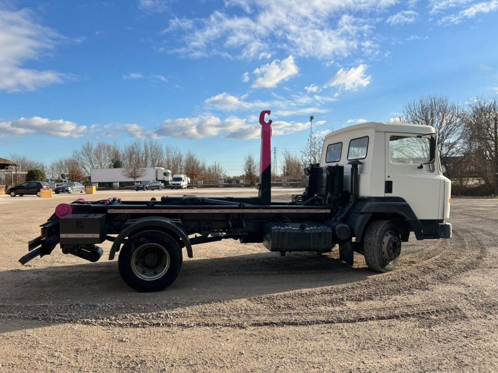 NISSAN 130/115 SCARRABILE - Kamion sa hidrauličnom kukom: slika 5 NISSAN 130/115 SCARRABILE - Kamion sa hidrauličnom kukom: slika 5