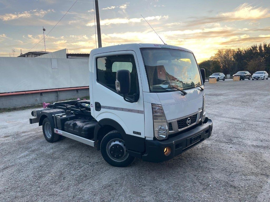 NISSAN NT400 SCARRABILE PATENTE B - Kamion sa hidrauličnom kukom: slika 3 NISSAN NT400 SCARRABILE PATENTE B - Kamion sa hidrauličnom kukom: slika 3