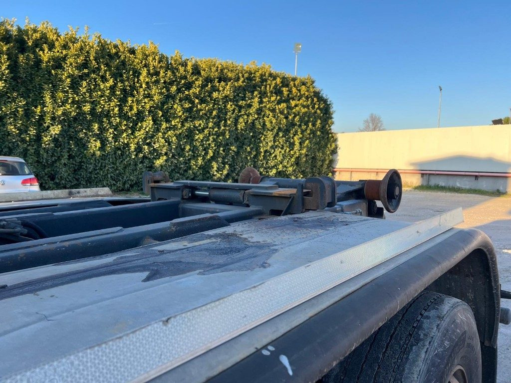 SCANIA CV R124 SCARRABILE CON GRU E POLIPO SCANIA CV R124 SCARRABILE CON GRU E POLIPO: slika 12 SCANIA CV R124 SCARRABILE CON GRU E POLIPO SCANIA CV R124 SCARRABILE CON GRU E POLIPO: slika 12