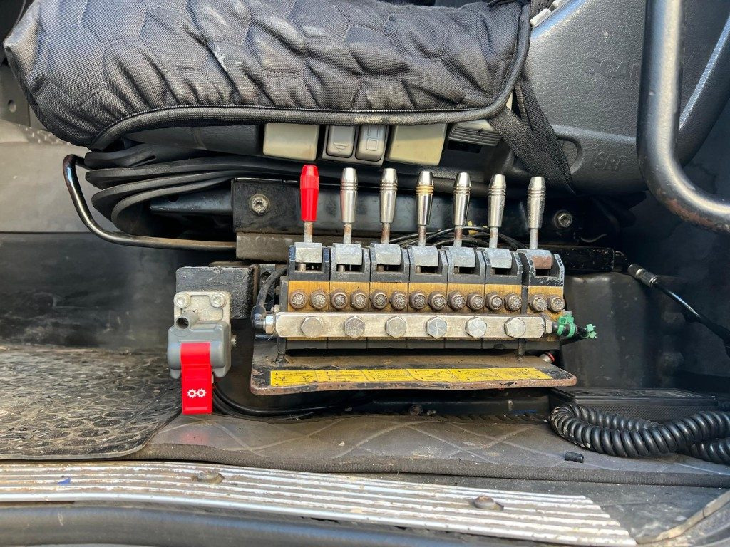 SCANIA CV R124 SCARRABILE CON GRU E POLIPO SCANIA CV R124 SCARRABILE CON GRU E POLIPO: slika 13 SCANIA CV R124 SCARRABILE CON GRU E POLIPO SCANIA CV R124 SCARRABILE CON GRU E POLIPO: slika 13