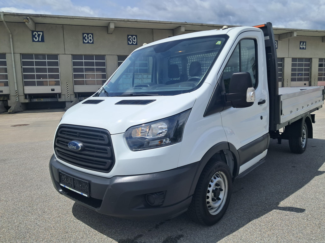 FORD TR Pritsche L2 | EZ 2018 | Euro 6 | Schaltgetr. - Dostavno vozilo sa otvorenom sandukom: slika 1 FORD TR Pritsche L2 | EZ 2018 | Euro 6 | Schaltgetr. - Dostavno vozilo sa otvorenom sandukom: slika 1