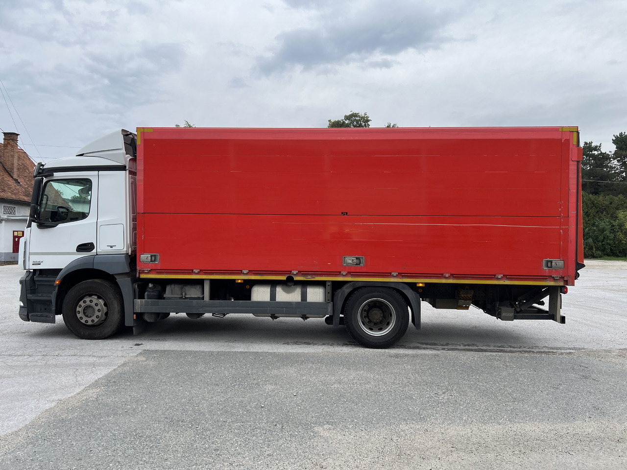 MERCEDES-BENZ ANTOS 1832 Getränkw. LBW | Klima | EURO 6 - Kamion za prevoz boca: slika 3 MERCEDES-BENZ ANTOS 1832 Getränkw. LBW | Klima | EURO 6 - Kamion za prevoz boca: slika 3