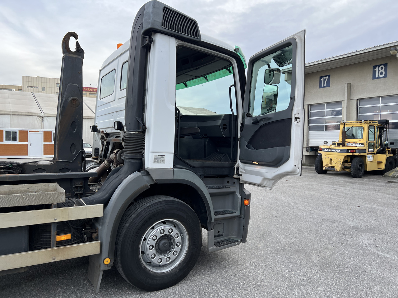 Kamion sa hidrauličnom kukom MERCEDES-BENZ Actros 25 41 | Retarder | Kupplung | Differenzial | Liftachse: slika 21 Kamion sa hidrauličnom kukom MERCEDES-BENZ Actros 25 41 | Retarder | Kupplung | Differenzial | Liftachse: slika 21