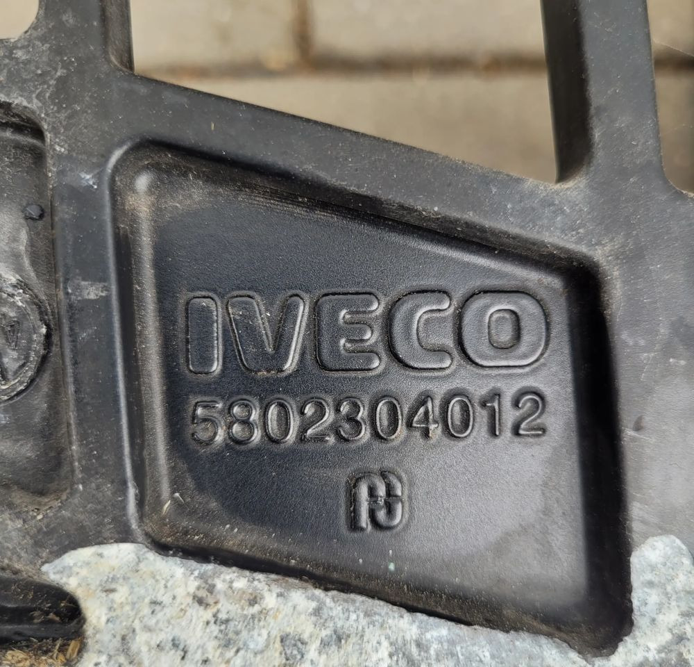 GRILL ŁAWKA MOCOWANIE IVECO S WAY 5802304012 CHWALIM116 - Karoserija i eksterijer za Kamion: slika 2 GRILL ŁAWKA MOCOWANIE IVECO S WAY 5802304012 CHWALIM116 - Karoserija i eksterijer za Kamion: slika 2