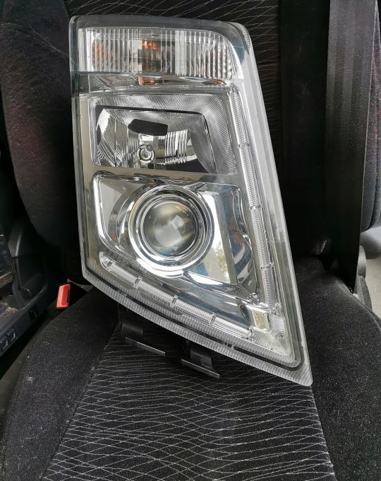 LAMPA XENON VOLVO FH 13 ORYGINAŁ PRAWA - Prednja svetla za Kamion: slika 1 LAMPA XENON VOLVO FH 13 ORYGINAŁ PRAWA - Prednja svetla za Kamion: slika 1