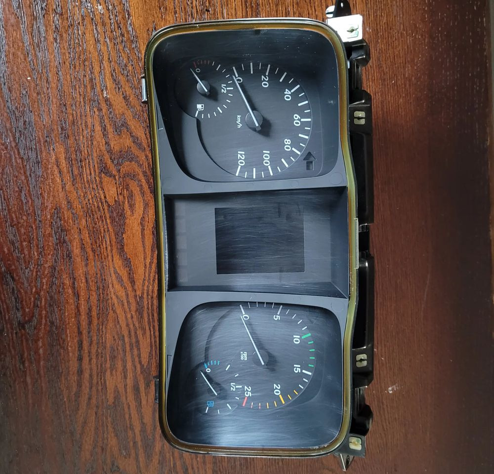 LICZNIK MERCEDES ACTROS MP4 A008 446 88 21 - Komandna tabla za Kamion: slika 1 LICZNIK MERCEDES ACTROS MP4 A008 446 88 21 - Komandna tabla za Kamion: slika 1