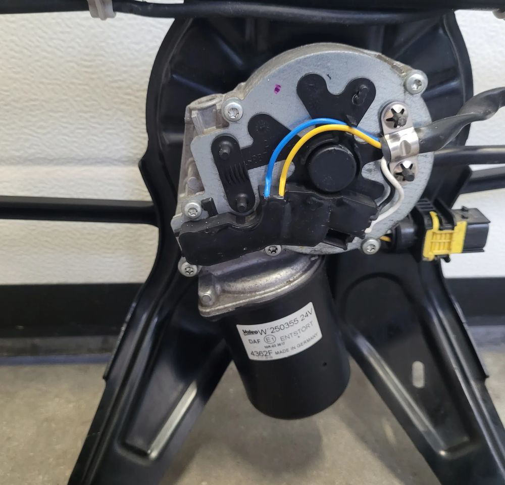 MECHANIZM WYCIERACZEK DAF XG XF NM. 2346701 SPRAWNY ORYGINAŁ CHWALIM116 - Karoserija i eksterijer za Kamion: slika 5 MECHANIZM WYCIERACZEK DAF XG XF NM. 2346701 SPRAWNY ORYGINAŁ CHWALIM116 - Karoserija i eksterijer za Kamion: slika 5