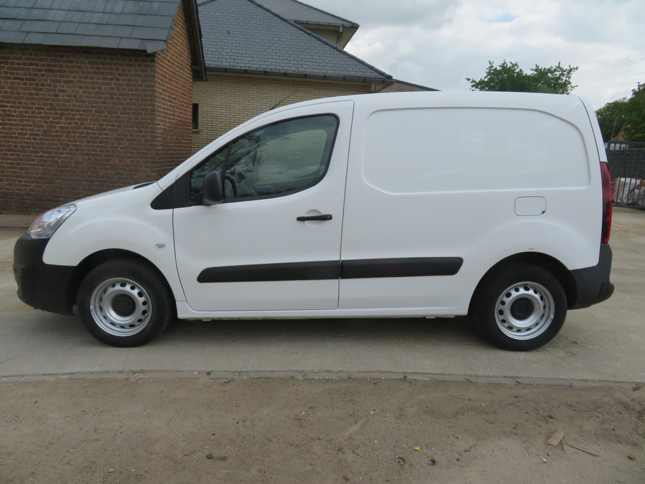 CITROËN Berlingo 1.6 BlueHDi CLUB - Furgon: slika 4 CITROËN Berlingo 1.6 BlueHDi CLUB - Furgon: slika 4