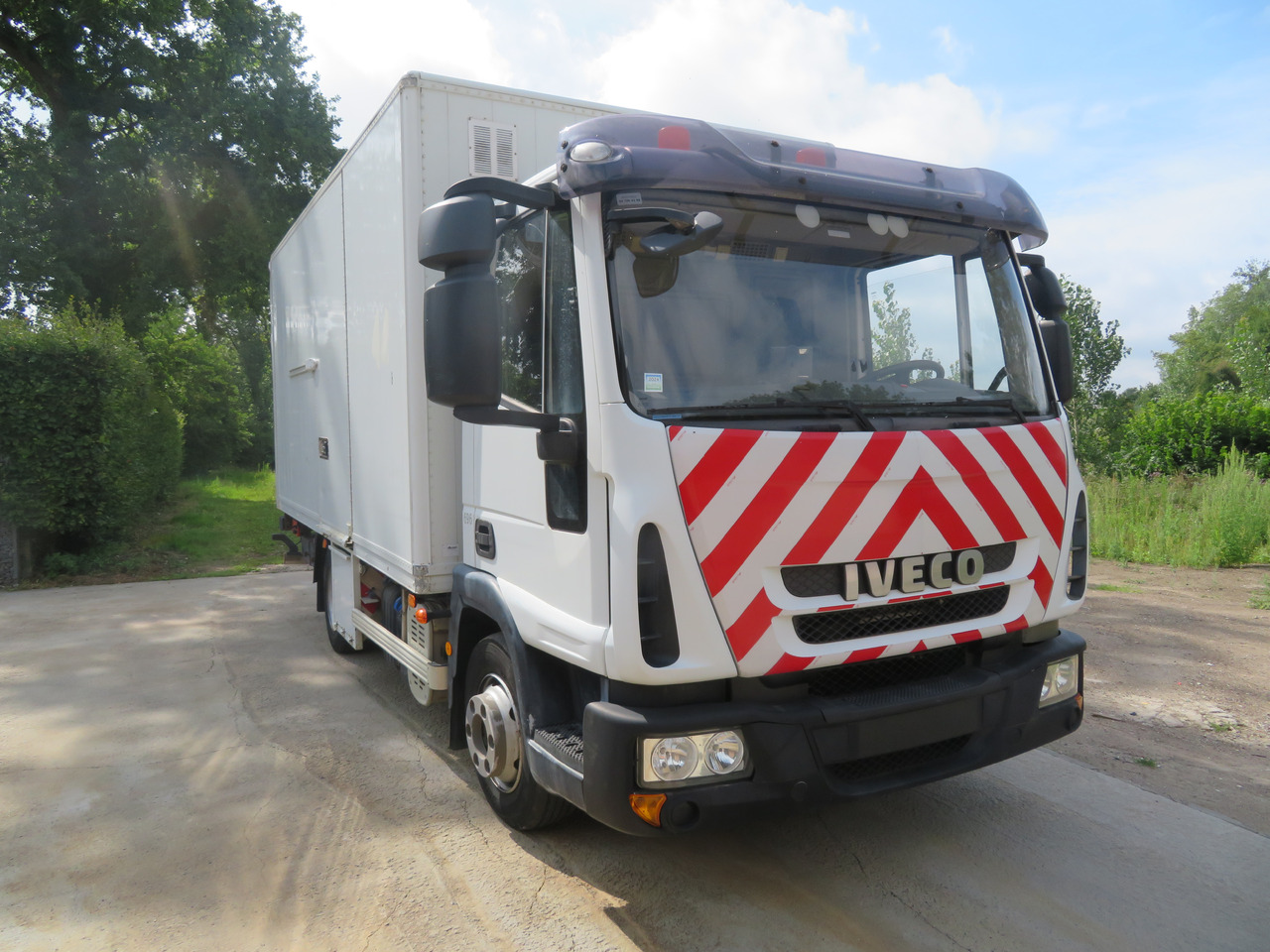 Iveco Eurocargo ML100E18 - Kamion sa zatvorenim sandukom: slika 1 Iveco Eurocargo ML100E18 - Kamion sa zatvorenim sandukom: slika 1