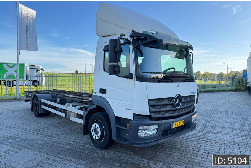 Mercedes-Benz Atego 1318 Day Cab, Euro 6, / BDF / DHOLLANDIA 2000KG - Kamion za prevoz kontejnera/ Kamion sa promenjivim sandukom: slika 5 Mercedes-Benz Atego 1318 Day Cab, Euro 6, / BDF / DHOLLANDIA 2000KG - Kamion za prevoz kontejnera/ Kamion sa promenjivim sandukom: slika 5
