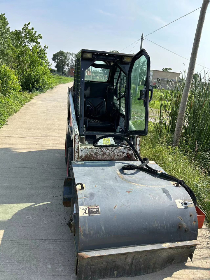 BOBCAT S70 Sliding Sweeper Click for Discount - Mini utovarivač: slika 1 BOBCAT S70 Sliding Sweeper Click for Discount - Mini utovarivač: slika 1