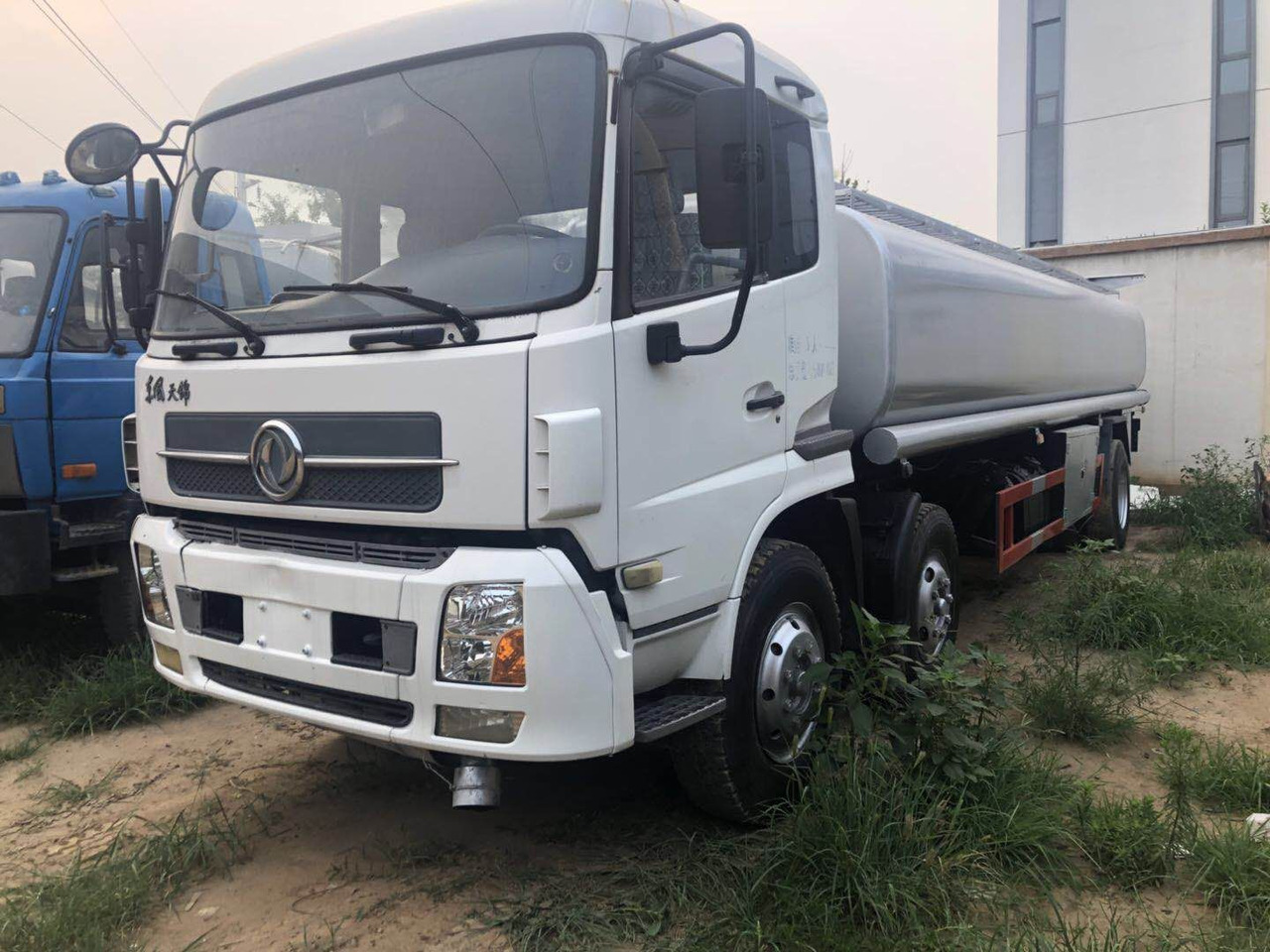 DONGFENG fuel tanker CLICK HERE FOR DISCOUNT - Kamion cisterna: slika 2 DONGFENG fuel tanker CLICK HERE FOR DISCOUNT - Kamion cisterna: slika 2