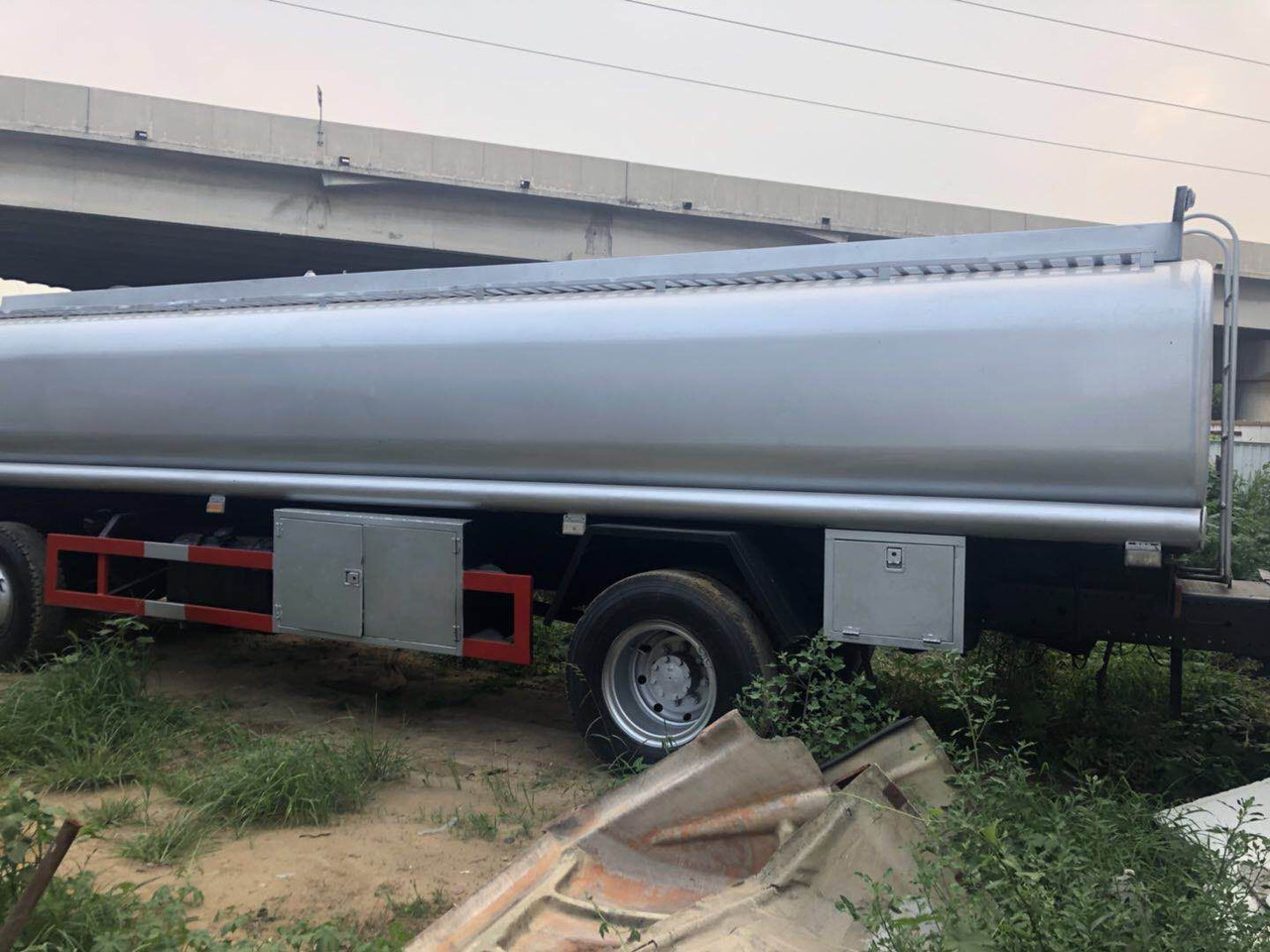 DONGFENG fuel tanker CLICK HERE FOR DISCOUNT - Kamion cisterna: slika 5 DONGFENG fuel tanker CLICK HERE FOR DISCOUNT - Kamion cisterna: slika 5