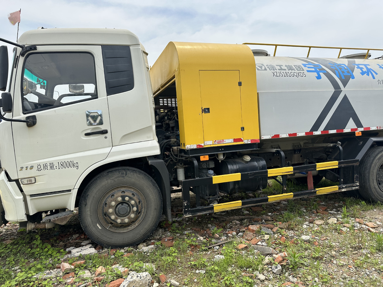 Dongfeng Large Vacuum Suction Truck - Vakuumska cisterna: slika 4 Dongfeng Large Vacuum Suction Truck - Vakuumska cisterna: slika 4