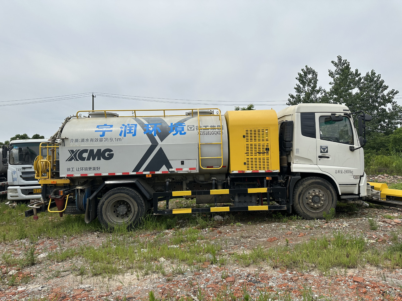 Dongfeng Large Vacuum Suction Truck - Vakuumska cisterna: slika 1 Dongfeng Large Vacuum Suction Truck - Vakuumska cisterna: slika 1
