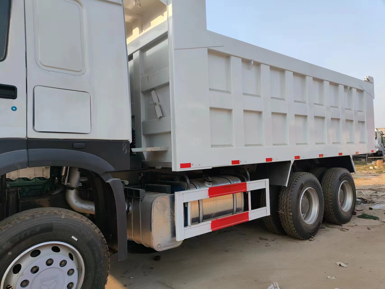 HOWO 375Dump Truck Right-Hand Drive - Istovarivač: slika 4 HOWO 375Dump Truck Right-Hand Drive - Istovarivač: slika 4