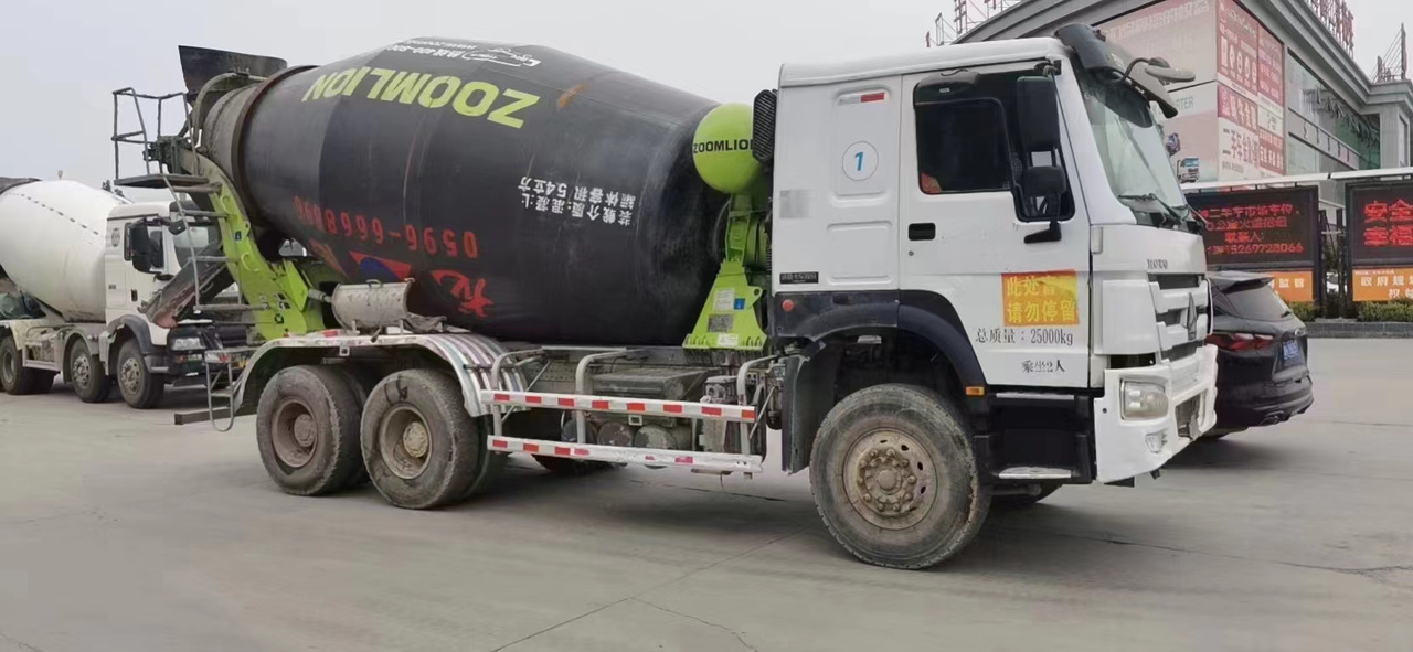 HOWO 6*4 Cement Mixer Truck - Mikser za beton: slika 2 HOWO 6*4 Cement Mixer Truck - Mikser za beton: slika 2