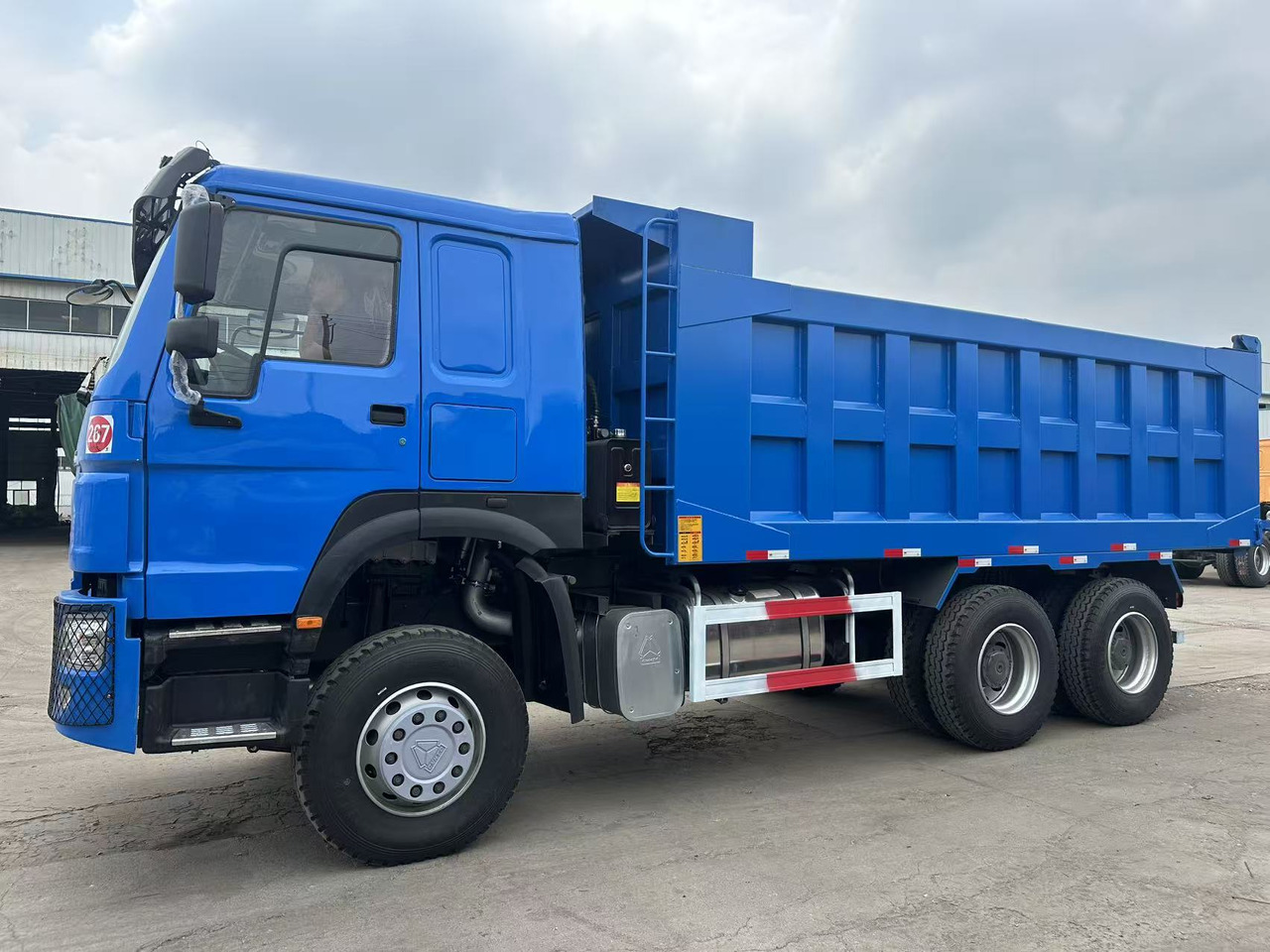 HOWO Haohan 6✖4 Dump Truck Click Here for Discount - Kamion sa zatvorenim sandukom: slika 3 HOWO Haohan 6✖4 Dump Truck Click Here for Discount - Kamion sa zatvorenim sandukom: slika 3