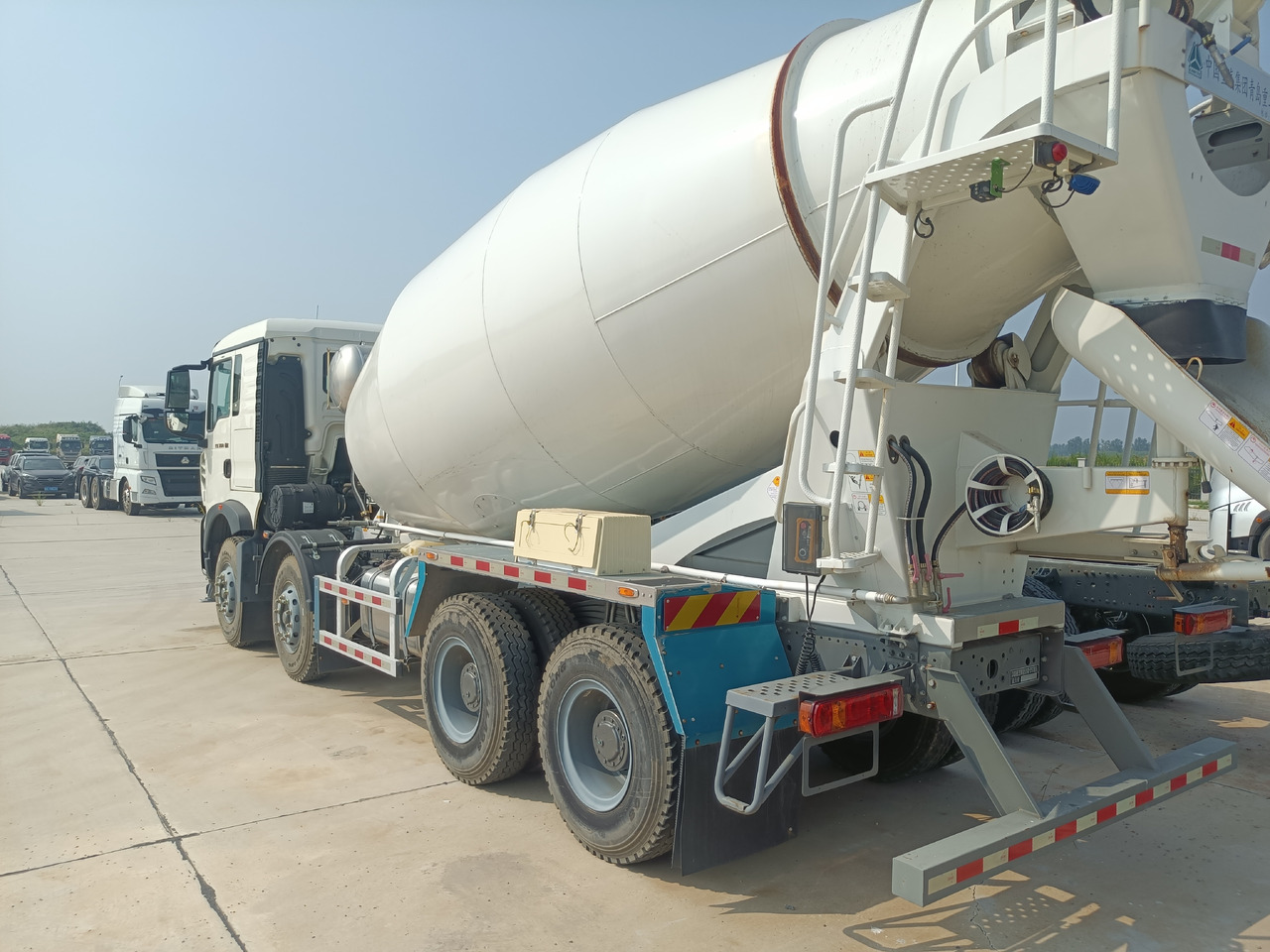 HOWO TX350 Cement Mixer Truck - Mikser za beton: slika 4 HOWO TX350 Cement Mixer Truck - Mikser za beton: slika 4