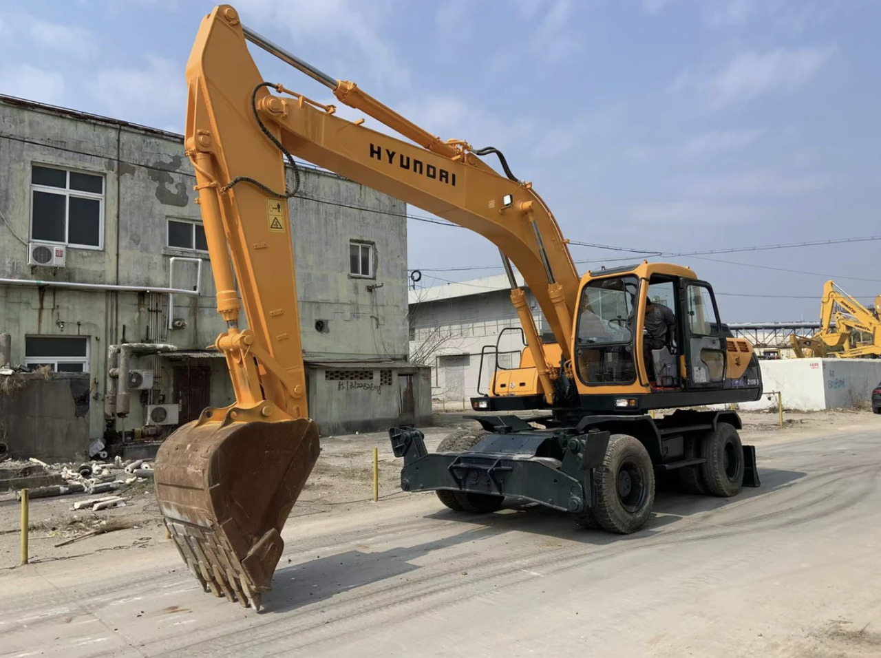 HYUNDAI R210W-9 - Utovarivač točkaš: slika 3 HYUNDAI R210W-9 - Utovarivač točkaš: slika 3