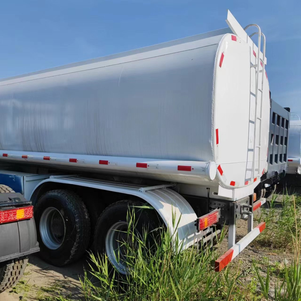SINOTRUK HOWO 371 Fuel Tanker Truck Reliable Tanker Vehicle - Kamion cisterna: slika 1 SINOTRUK HOWO 371 Fuel Tanker Truck Reliable Tanker Vehicle - Kamion cisterna: slika 1