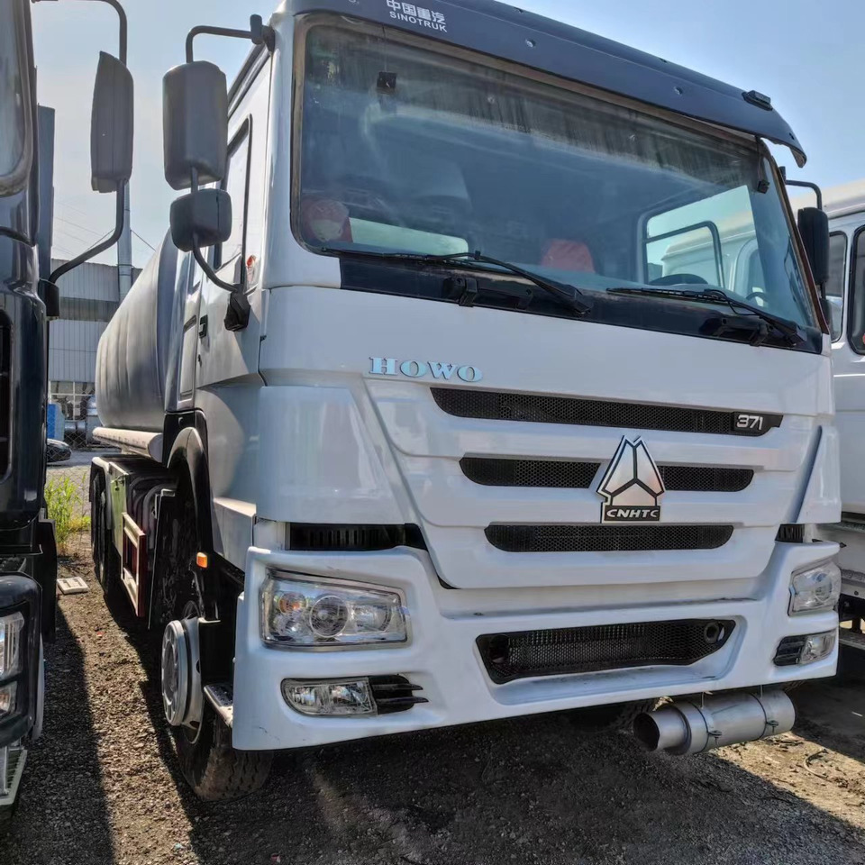 SINOTRUK HOWO 371 Fuel Tanker Truck Reliable Tanker Vehicle - Kamion cisterna: slika 3 SINOTRUK HOWO 371 Fuel Tanker Truck Reliable Tanker Vehicle - Kamion cisterna: slika 3