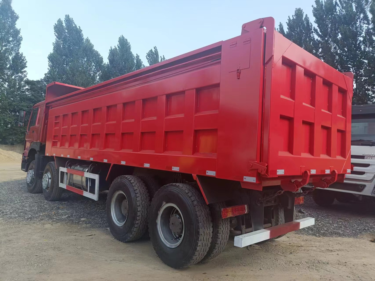 SINOTRUK HOWO 371 - Istovarivač: slika 4 SINOTRUK HOWO 371 - Istovarivač: slika 4