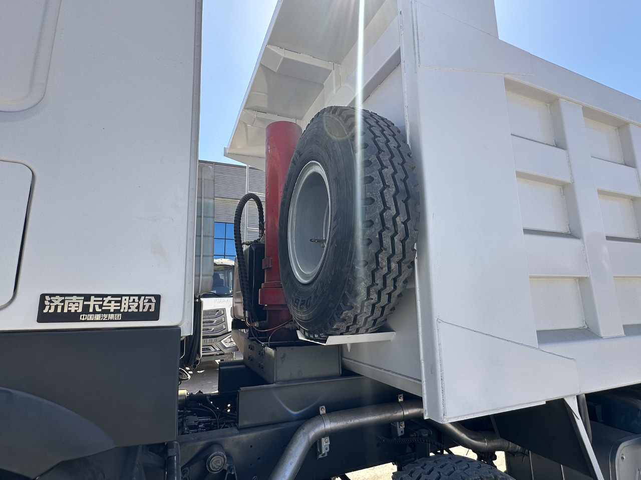 SINOTRUK HOWO 400 8X4 - Istovarivač: slika 4 SINOTRUK HOWO 400 8X4 - Istovarivač: slika 4