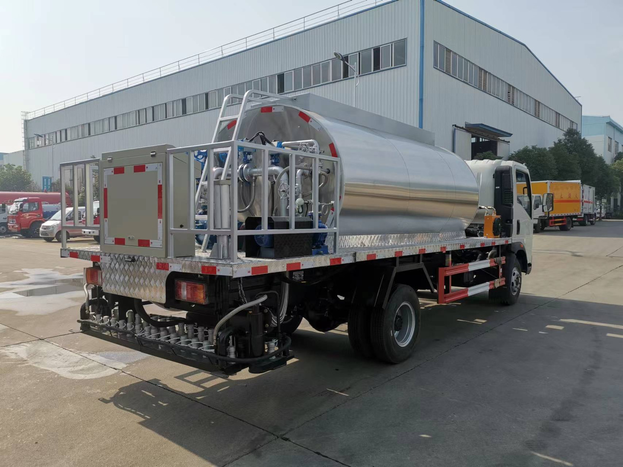 SINOTRUK HOWO CLICK HERE FOR DISCOUNT - Prskalica bitu-emulzije: slika 4 SINOTRUK HOWO CLICK HERE FOR DISCOUNT - Prskalica bitu-emulzije: slika 4