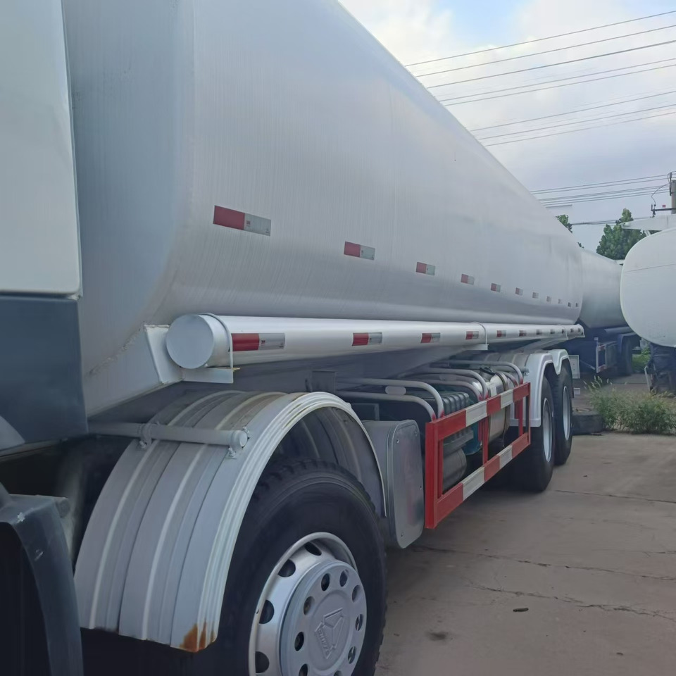 SINOTRUK Howo 371 Fuel Tanker Click Here For DISCOUNT - Kamion cisterna: slika 4 SINOTRUK Howo 371 Fuel Tanker Click Here For DISCOUNT - Kamion cisterna: slika 4