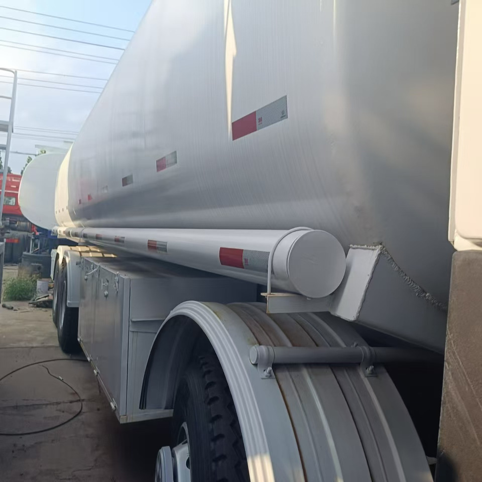 SINOTRUK Howo 371 Fuel Tanker Click Here For DISCOUNT - Kamion cisterna: slika 5 SINOTRUK Howo 371 Fuel Tanker Click Here For DISCOUNT - Kamion cisterna: slika 5