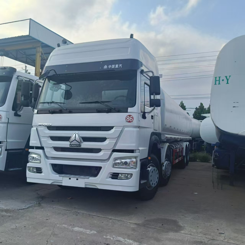 SINOTRUK Howo 371 Fuel Tanker Click Here For DISCOUNT - Kamion cisterna: slika 2 SINOTRUK Howo 371 Fuel Tanker Click Here For DISCOUNT - Kamion cisterna: slika 2