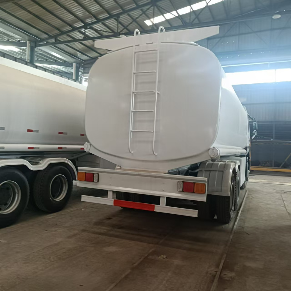 SINOTRUK Howo 371hp Fuel tanker - Kamion cisterna: slika 5 SINOTRUK Howo 371hp Fuel tanker - Kamion cisterna: slika 5