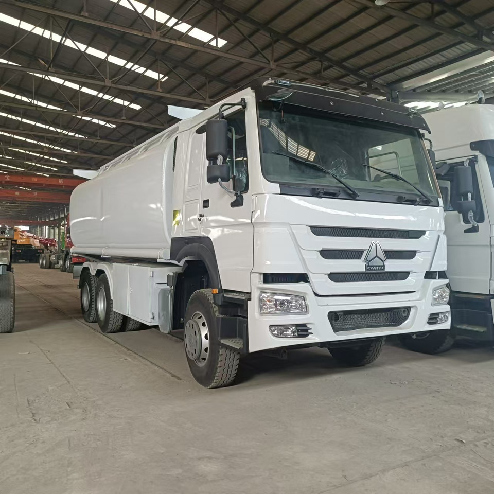 SINOTRUK Howo 371hp Fuel tanker - Kamion cisterna: slika 1 SINOTRUK Howo 371hp Fuel tanker - Kamion cisterna: slika 1