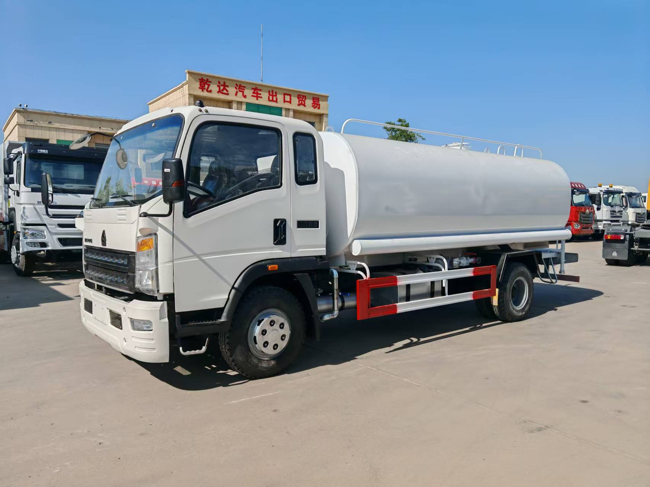 SINOTRUK Howo Water Tanker Click Here For DISCOUNT - Kamion cisterna: slika 2 SINOTRUK Howo Water Tanker Click Here For DISCOUNT - Kamion cisterna: slika 2