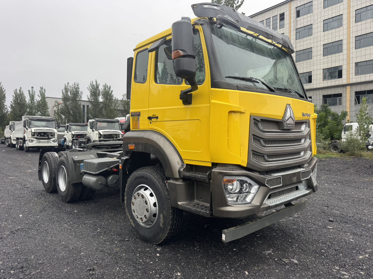 SINOTRUK HOWO 430HP Hydraulic Lift-Equipped Tractor Unit Click for Discount - Tegljač: slika 3 SINOTRUK HOWO 430HP Hydraulic Lift-Equipped Tractor Unit Click for Discount - Tegljač: slika 3